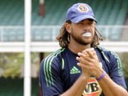 Symonds Loses His Locks For Leukemia