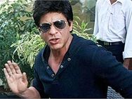 Mns Pokes Shahrukh Wants To Honour Wankhede Guard