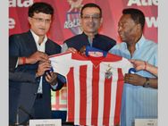 Sourav Ganguly Presents Atletico De Kolkata S Jersey To Pele