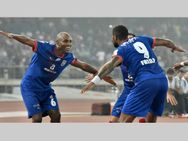 Robin Last Minute Goal Helps Delhi Draw Mumbai 1 1 Isl