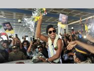 Close Shave Ronaldinho Kerala As Traffic Light Post Falls