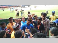 World T20 Virat Kohli Sir Makes Bengaluru Fans Happy Selfies Signs