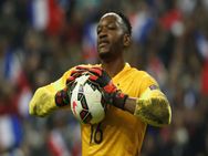 Official Crystal Palace Sign French Goalkeeper Steve Mandanda