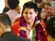 Rousing Welcome Singapore Joseph Schooling Pm Takes Selfie