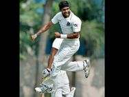 Ashok Dinda Busy Motivating His New Teammate Ranji Trophy
