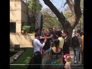 David Warner Takes Daughter A Walk Bengaluru Gets Surrounded By Fans