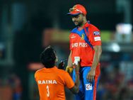 Ipl 2017 Suresh Raina Fan Rushes On The Field Autograph Delhi Daredevils Vs Gujarat Lions