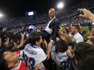 Video Real Madrid Players Launch Champagne Attack On Coach Zidane