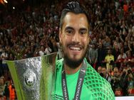Official Manchester United Goalkeeper Sergio Romero Signs New Contract