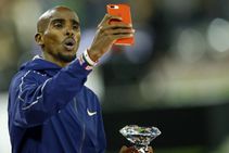 Farah Bows In Dramatic Style