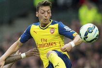 United Transfer Target Ozil Chills With His Family