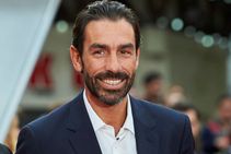 Fans Get Up Close With Arsenal Legend Robert Pires