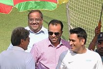 Ms Dhoni Stunned A Bouncer From Kapil Dev During An Ad Shoot