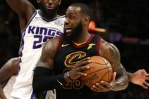 Nba Lebron Leads Cavs 13th Straight Victory Warriors Win Without Curry