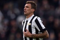 Juventus Mario Mandzukic Benedikt Howedes Miss Napoli Serie A Match