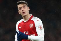 Mesut Ozil Doubt Chelsea Clash With Knee Injury