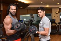 Wwe Superstar Jinder Mahal Trains With Star India Boxer Vijender Singh At Gym