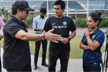 Sachin Tendulkar Gives Pep Talk India S Women Cricketers