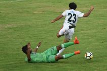 Chennai City Fc Player Gets 2 Yellows Stays On The Pitch Mohun Bagan