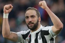 Higuain Matuidi Help Juventus Open Four Point Gap Napoli