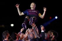 Barcelona Give Fitting Farewell Iniesta