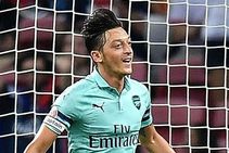 Emery Hints Multiple Arsenal Captains Ozil Psg Rout