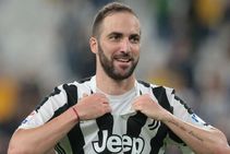 Ac Milan Seal Higuain Signing Bonucci Caldara Swap With Juventus