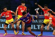 Pkl Gujarat Fortunegiants Down Dabang Delhi Continue Winning Streak