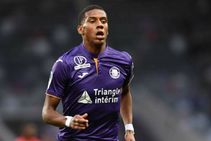 Barcelona Looking Sign Next Varane