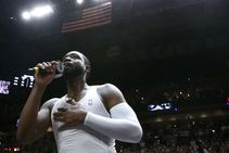 Nba Wrap Dwyane Wade Dirk Nowitzki Have Big Nights Win In Home Finales