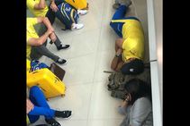 Ipl 2019 Ms Dhoni Wife Sakshi Take A Nap On Airport Floor Chennai Super Kings Jaipur