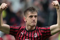 Ac Milan 2 Frosinone 0 Piatek And Suso Keep Top Four Hopes Intact
