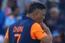 Icc World Cup 2019 Ms Dhoni Played With An Injured Thumb Against England