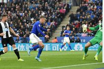 Leicester City 5 0 Newcastle United Vardy Bags Brace As Hayden Sees Red