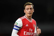 Mesut Ozil Arsenal Midfielder Solution Manchester United Paul Scholes