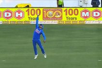 India Vs Australia Manish Pandey Takes A Stunning One Handed Catch To Dismiss David Warner