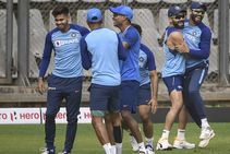 India Vs Australia 1st Odi Hardik Pandya Trains With Indian Team Bowls At Nets