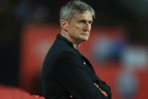 Isl 2019 20 Northeast United Fc Sack Head Coach Robert Jarni