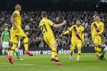 La Liga Barcelona Beat Real Betis To Keep Pace With Real Madrid