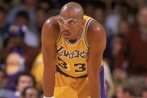 On This Day In Sport Tyson Floors Biggs Lakers Retire Abdul Jabbar Jersey
