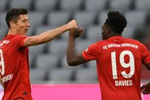 Bayern Munich 5 0 Fortuna Dusseldorf Champions Move 10 Points Clear