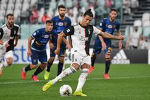 Juventus 4 0 Lecce Dybala And Ronaldo Open Up Seven Point Gap