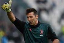 Buffon Chiellini Sign One Year Extensions With Juventus