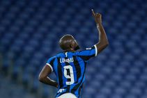 Roma Inter Serie A Report Romelu Lukaku Late Penalty Keep Serie A Title Hopes Alive