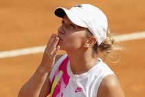 Halep Puts On A Show For Returning Crowd To Reach Rome Final