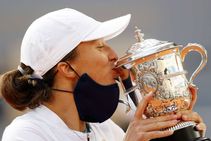 French Open Iga Swiatek Celebrates Crazy Roland Garros Triumph Beats Kenin