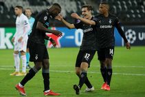 Borussia Monchengladbach 2 2 Real Madrid Casemiro Rescues Laliga Champions