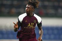 Istanbul Basaksehir 0 2 Paris Saint Germain Neymar Injury Sours Moise Kean Double