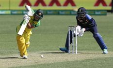 India Vs Australia 2nd Odi David Warner Suffers Injury Taken To Hospital For Scans