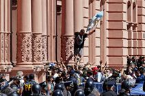 Diego Maradona Dies Mourners Police Clash Argentina Napoli Great Funeral